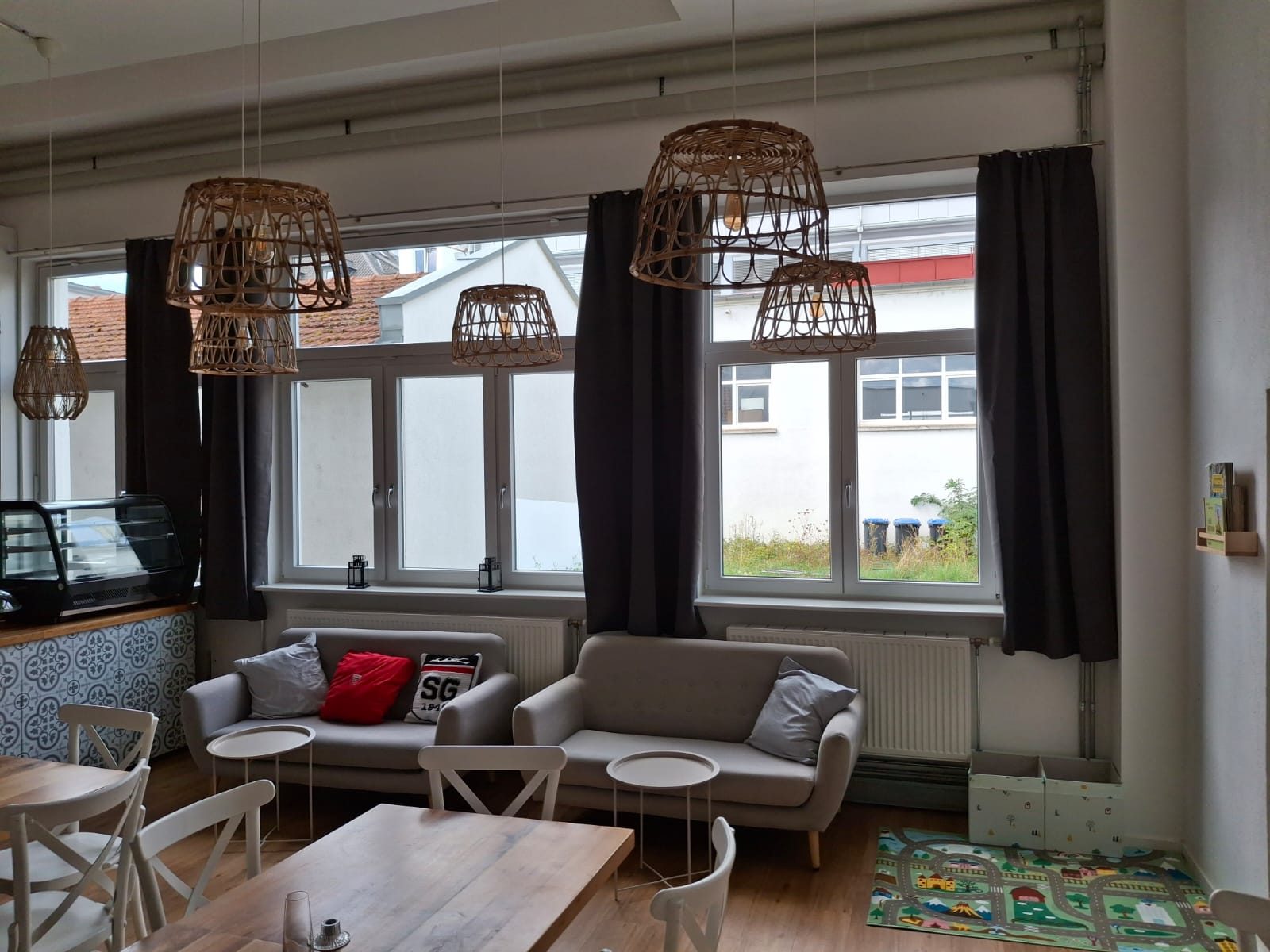 Sofaecke und Theke im Café